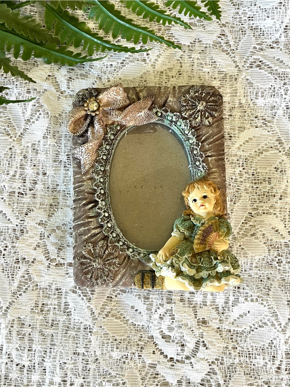 Vintage Dainty Girl 3D Resin Photo Frame 3.5” x 5.5”